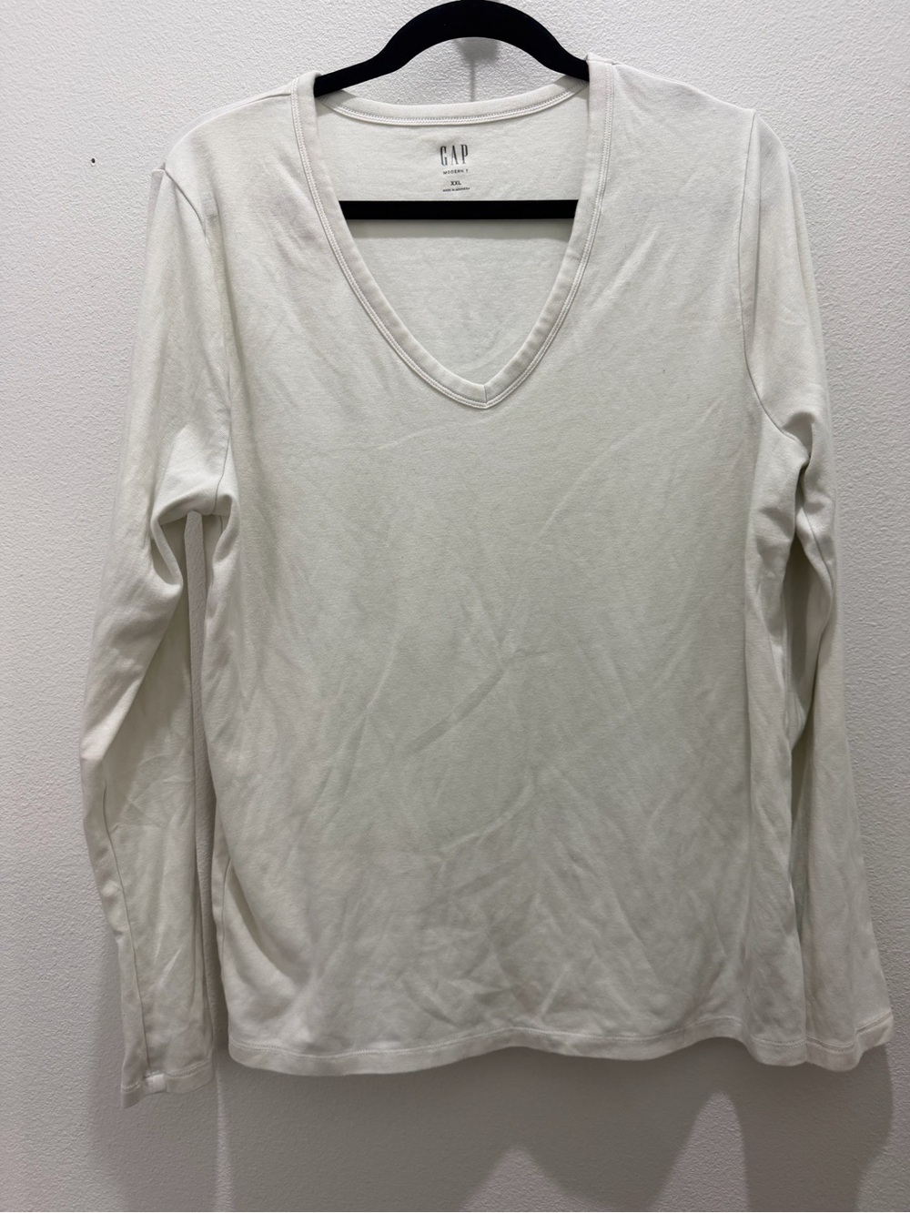 GAP Women's Long Sleeve V-Neck Top in White